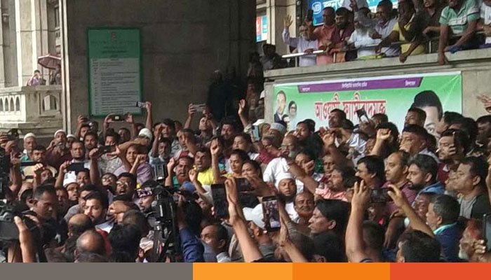 স্লোগানে উত্তাল নগরভবনে পা রাখলেন ইশরাক