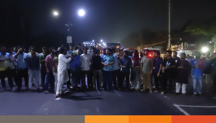 আ. লীগ নিষিদ্ধের দাবিতে জাবি শিক্ষার্থীদের ঢাকা-আরিচা মহাসড়ক অবরোধ