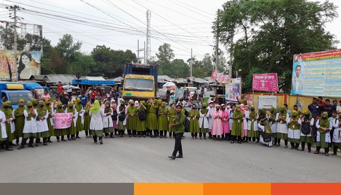 সৈয়দপুরে নার্সিং শিক্ষার্থীদের রংপুর-দিনাজপুর মহাসড়ক অবরোধ