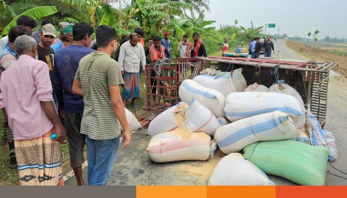নওগাঁয় ভটভটি উল্টে নিহত ১ নওগাঁয় ভটভটি উল্টে নিহত ১