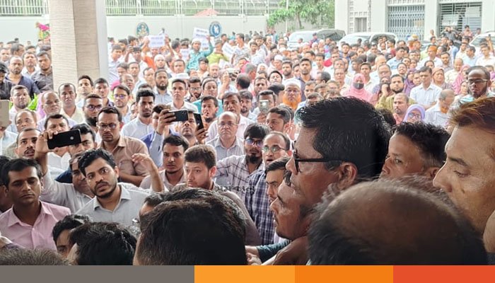 সচিবালয়ের গেট বন্ধ করে বিক্ষোভ করছেন কর্মকর্তা–কর্মচারীরা
