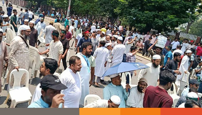 আ. লীগ নিষিদ্ধের দাবিতে মঞ্চের সামনে বিক্ষোভকারীদের অবস্থান