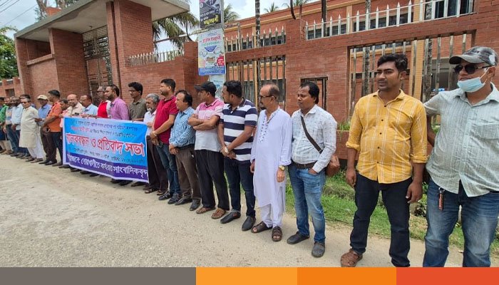 নোয়াখালীতে বিএনপি নেতা আপেলের বিরুদ্ধে সাংবাদিকদের মানববন্ধন