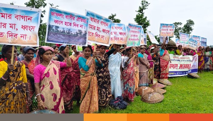 জাফলংয়ে অবৈধভাবে বালু উত্তোলন বন্ধের দাবিতে মানববন্ধন