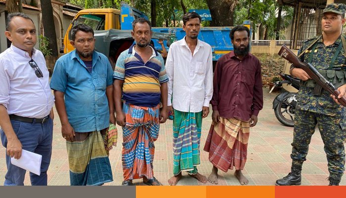 নদীতে অবৈধ জাল বসিয়ে মাছ ধরায় ৪ জনের কারাদণ্ড