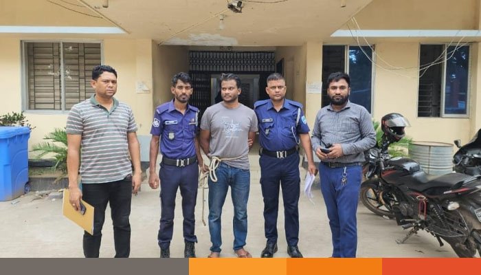 সোনারগাঁয়ে পিস্তল ও মোটরসাইকেলসহ চেয়ারম্যান পুত্র গ্রেফতার