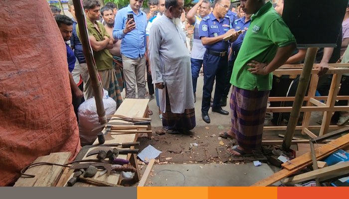 কালীগঞ্জে ছাত্রলীগ কর্মীর দোকান থেকে ধারালো অস্ত্র ও ককটেল উদ্ধার