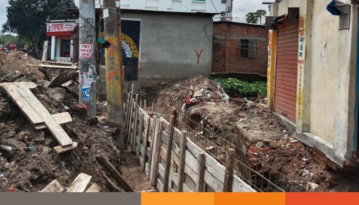 পীরগঞ্জে পৌরসভার ড্রেন নির্মাণে অবৈধ দখলদারের বাঁধা