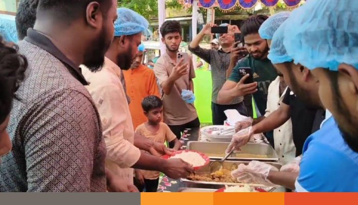 কুমিল্লার মুরাদনগরে ১০ টাকায় খাবার পেলেন সাড়ে ৪শত মানুষ