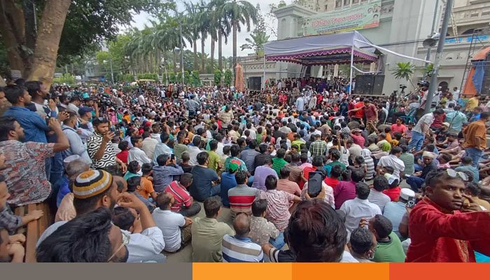 আন্দোলনে অবরুদ্ধ নগরভবন, বন্ধ সেবা কার্যক্রম