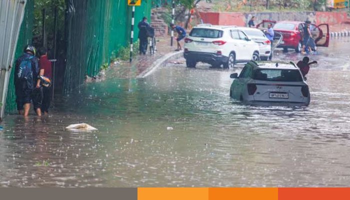 রাতভর বৃষ্টিতে দিল্লিতে জলাবদ্ধতা, ফ্লাইট চলাচল ব্যাহত