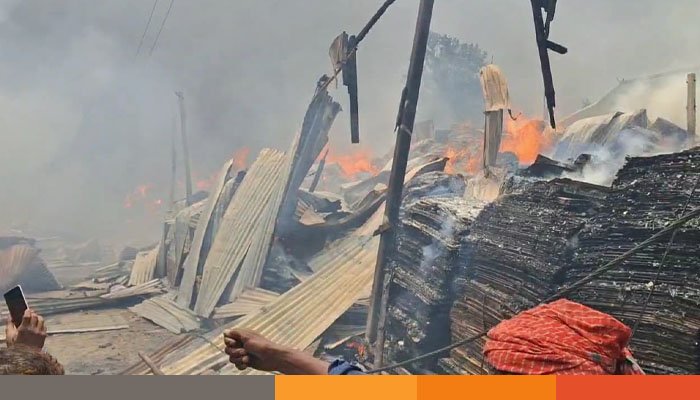 গাজীপুরে ঝুট গুদামে আগুন, নিয়ন্ত্রণে ৬ ইউনিট