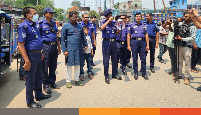 ঝিনাইদহে সড়কে শৃঙ্খলা ফেরাতে পুলিশি অভিযান ঝিনাইদহে সড়কে শৃঙ্খলা ফেরাতে পুলিশি অভিযান
