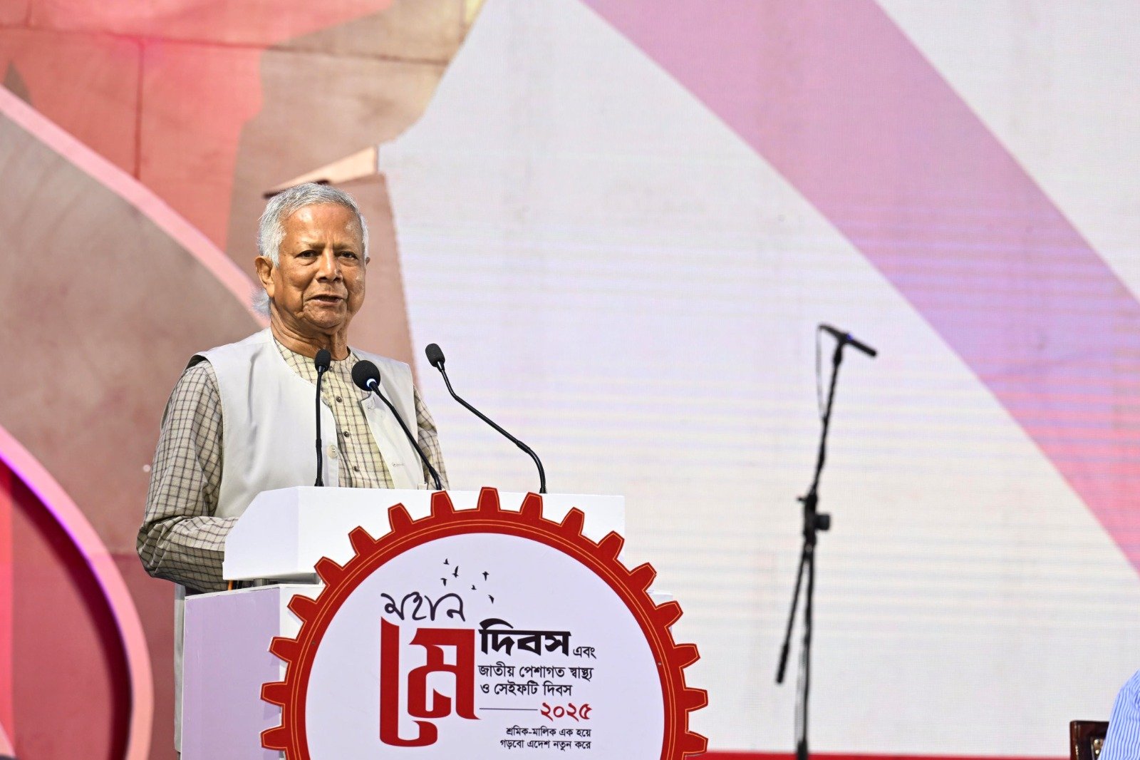 শ্রমিকদের জীবনমান আগের মতো থাকলে নতুন বাংলাদেশ হবে না: প্রধান উপদেষ্টা
