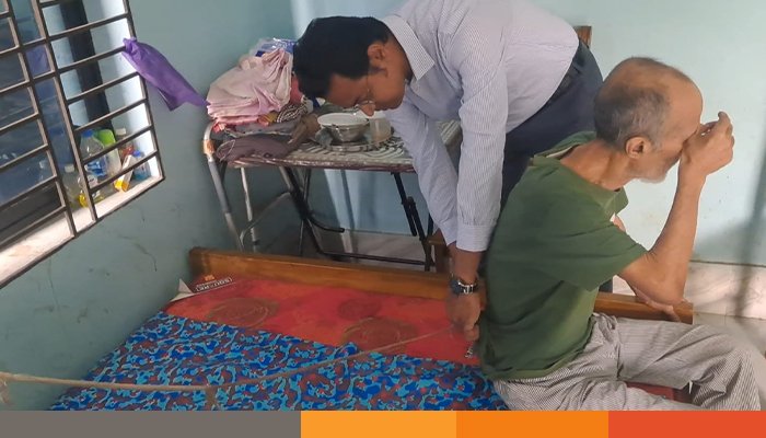 চাঁদপুরে মুক্তিযোদ্ধার বাঁধন খুললেন ইউএনও চাঁদপুরে মুক্তিযোদ্ধার বাঁধন খুললেন ইউএনও