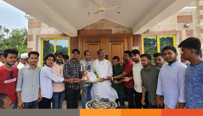 চাঁদপুর জেলা বিএনপির সভাপতিকে পুরান বাজার ডিগ্রি কলেজ ছাত্রদলের ফুলেল শুভেচ্ছা