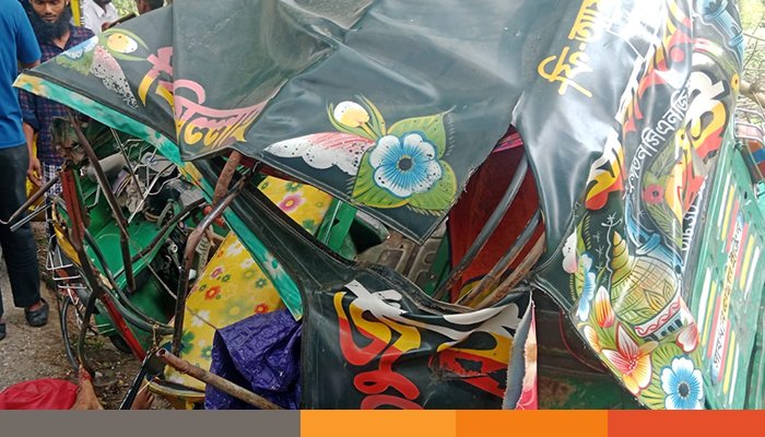 দুই অটোরিকশার মুখোমুখি সংঘর্ষে যুবক নিহত দুই অটোরিকশার মুখোমুখি সংঘর্ষে যুবক নিহত