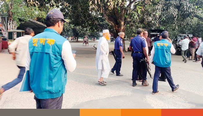 চাঁপাইনবাবগঞ্জ বিআরটিএ অফিসে দুদকের অভিযান, ৩ দালাল আটক