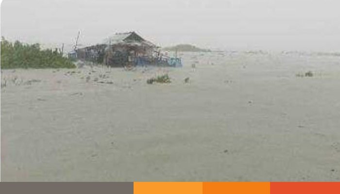 চরফ্যাশনে ঘুর্ণিঝড় শক্তির প্রভাবে তীব্র জলোচ্ছ্বাসে পানির নিচে শত শত বাড়িঘর