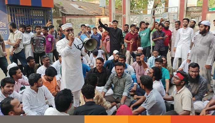 কুমিল্লায় আওয়ামী লীগ নিষিদ্ধের দাবিতে বিক্ষোভ ও সড়ক অবরোধ কুমিল্লায় আওয়ামী লীগ নিষিদ্ধের দাবিতে বিক্ষোভ ও সড়ক অবরোধ