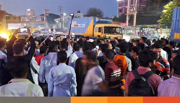 আওয়ামী লীগ নিষিদ্ধের দাবিতে বিমানবন্দর মহাসড়ক অবরোধ