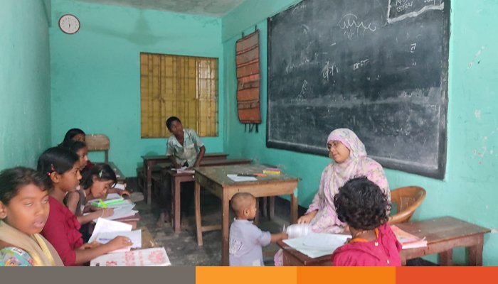 দিনাজপুরে জেলা প্রাথমিক বিদ্যালয়ে পরীক্ষায় সহকারী শিক্ষকের উত্তরের প্ররোচনা