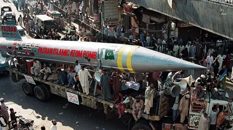 এ বছরই পারমাণবিক যুদ্ধে জড়াতে পারে ভারত-পাকিস্তান, ১২ কোটি মানুষের মৃত্যুর শঙ্কা