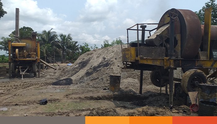 ঝিনাইদহ স্কুলের মাঠে জ্বলছে সড়কের নির্মাণের বালু-পাথর ও বিটুমিন, কালো ধোঁয়ায় ক্লাস ছুটি! ঝিনাইদহ স্কুলের মাঠে জ্বলছে সড়কের নির্মাণের বালু-পাথর ও বিটুমিন, কালো ধোঁয়ায় ক্লাস ছুটি!
