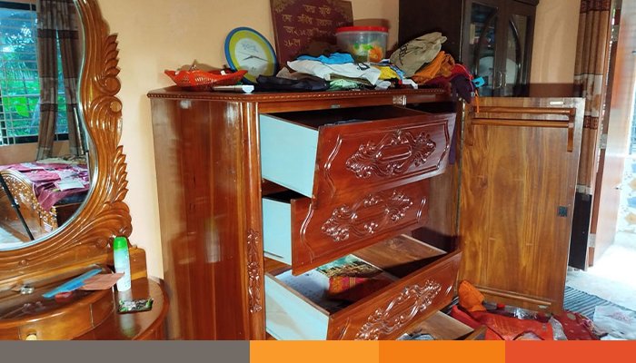 অস্ত্রের মুখে জিম্মি করে ব্যবসায়ীর বাড়িতে ডাকাতি-লুট