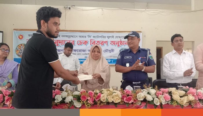 জয়পুরহাটে জুলাই অভ্যুত্থানে আহত ৭৯ জনের মাঝে চেক বিতরণ