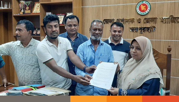 জয়পুরহাটে এলজিইডির নির্বাহী প্রকৌশলীর অপসারণ দাবিতে স্মারকলিপি প্রদান