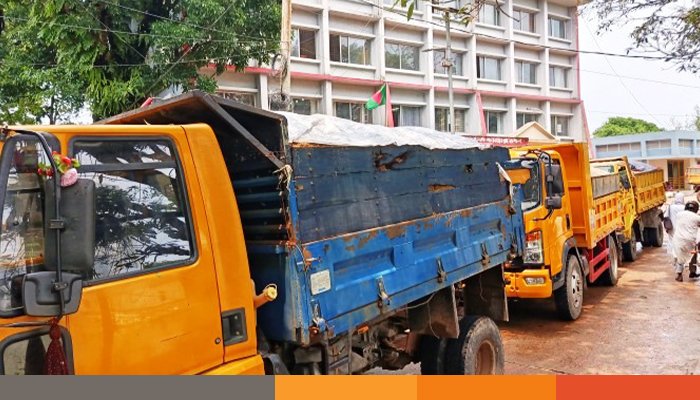 অবৈধ বালু পরিবহনে নেত্রকোনায় ৭ ট্রাক জব্দ, পথে টাকা নেয়া চক্রের সন্ধান