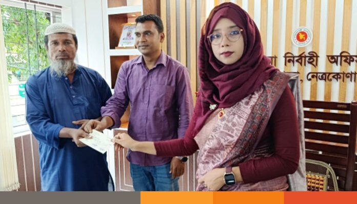 নেত্রকোনায় বজ্রপাতে নিহত পরিবারের মাঝে চেক বিতরণ