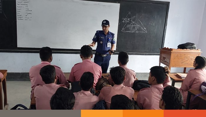 সৈয়দপুরে বিদ্যালয়ে ক্লাস নিলেন ওসি সৈয়দপুরে বিদ্যালয়ে ক্লাস নিলেন ওসি