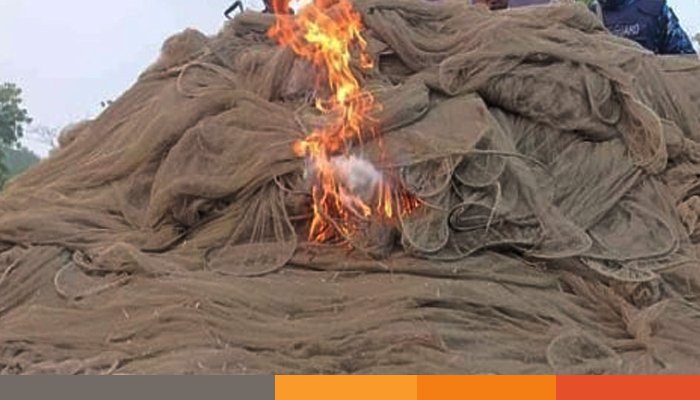রাঙ্গাবালীতে প্রায় ১০ হাজার মিটার অবৈধ জাল পুড়িয়ে ধ্বংস, দোকানদারকে জরিমানা