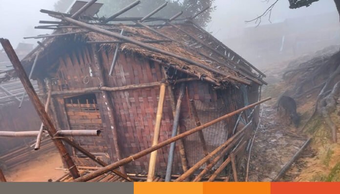 সাজেকে ভারী বর্ষণে ভেঙে গেছে বসতঘর