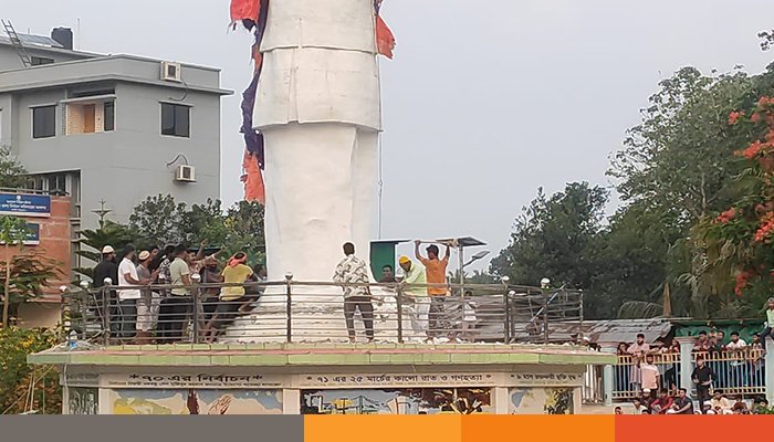 রাঙামাটিতে ভাঙা হচ্ছে শেখ মুজিবের ভাস্কর্য