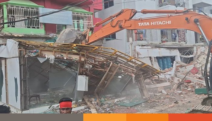 সড়কের জমিতে অবৈধ স্থাপনা উচ্ছেদে অভিযান