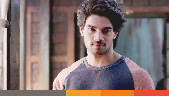 অতীতের কথা ভেবে এখন হাসি পায় সুরজ পাঞ্চোলি অতীতের কথা ভেবে এখন হাসি পায়: সুরজ পাঞ্চোলি