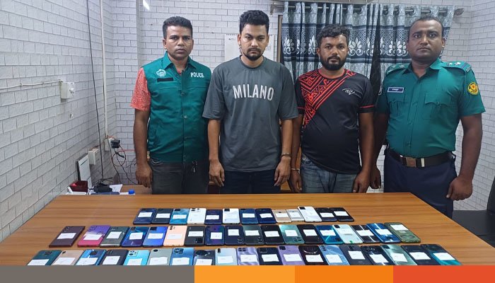অর্ধশত চোরাই মোবাইল ফোন উদ্ধারসহ চক্রের দুই সদস্য গ্রেফতার