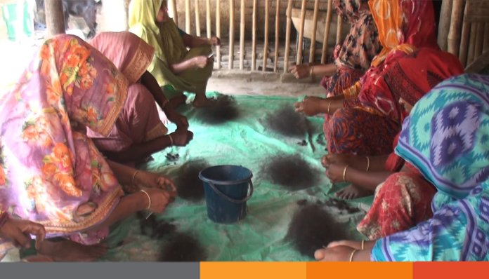 একই কারখানা, একই কাজ—তবু পুরুষের বেতন ২০ হাজার, নারীর মাত্র আড়াই হাজার! একই কারখানা, একই কাজ—তবু পুরুষের বেতন ২০ হাজার, নারীর মাত্র আড়াই হাজার!