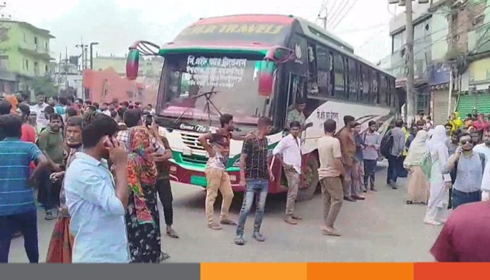 গাজীপুরে ট্রাক চাপায় নারী শ্রমিকের মৃত্যুর ঘটনায় ঢাকা-ময়মনসিংহ মহাসড়ক অবরোধ গাজীপুরে ট্রাক চাপায় নারী শ্রমিকের মৃত্যুর ঘটনায় ঢাকা-ময়মনসিংহ মহাসড়ক অবরোধ