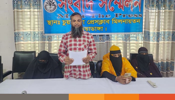 চুয়াডাঙ্গায় সংবাদ সম্মেল চুয়াডাঙ্গায় সংবাদ সম্মেলন: জমি দখল, মারধর ও প্রাণনাশের হুমকির অভিযোগ এক পরিবারের