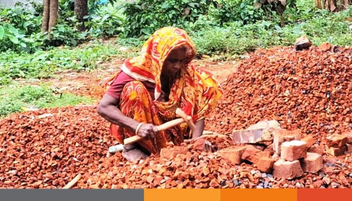 দিনভর হাতুরি চালান নেত্রকোনার দুর্গাপুরের শতাধিক নারী শ্রমিক