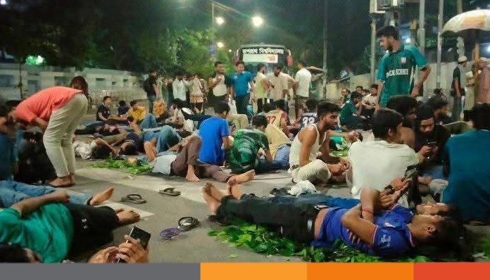 দ্বিতীয় দিনেও অবস্থান অনড় জবি শিক্ষার্থীদের