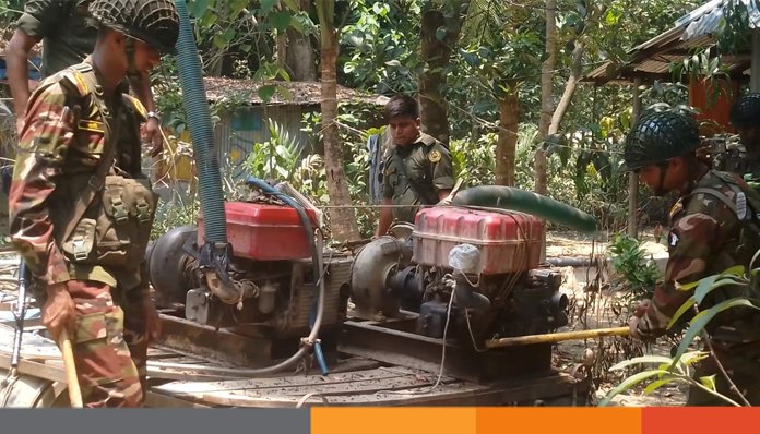 ফেনী শুভপুর বালুঘাটে উপজেলা প্রশাসনের অভিযান: ধ্বংস করা হলো ৩৭টি ড্রেজার ও ১০ হাজার মিটার পাইপ