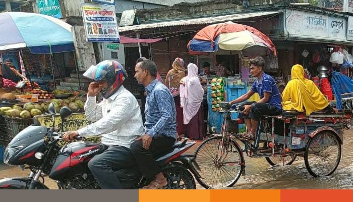 মাত্র ১০ মিনিটের বৃষ্টিতে হাটু পানি, ভোগান্তিতে শিক্ষার্থীসহ পথচারীরা মাত্র ১০ মিনিটের বৃষ্টিতে হাটু পানি, ভোগান্তিতে শিক্ষার্থীসহ পথচারীরা