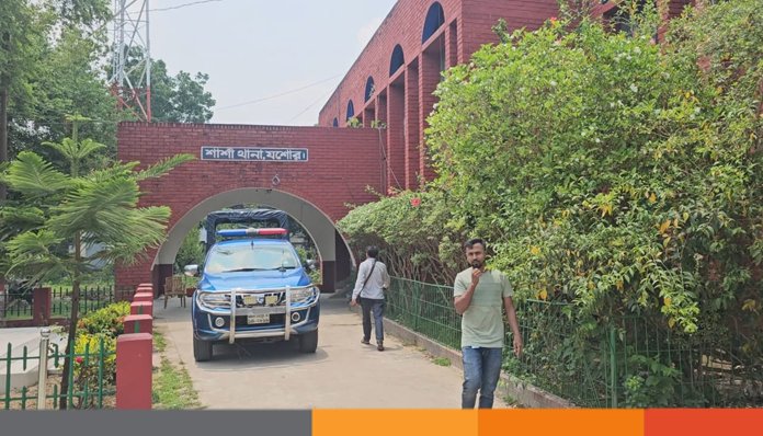 যশোরে শার্শায় ১০টি স্বর্ণের বার সহ পাচারকারী আটক যশোরে শার্শায় ১০টি স্বর্ণের বার সহ পাচারকারী আটক