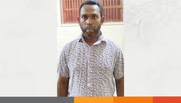 ষোলঘর থেকে টেনে হিঁচড়ে যুবলীগ নেতাকে গাড়ীতে তুললো পুলিশ ষোলঘর থেকে টেনে হিঁচড়ে যুবলীগ নেতাকে গাড়ীতে তুললো পুলিশ