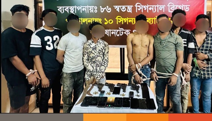 সেনাবাহানীর সন্ত্রাস বিরোধী অভযিান: অবধৈ অস্ত্র ও গোলাবারুদসহ ১০ সন্ত্রাসী গ্রেফতার